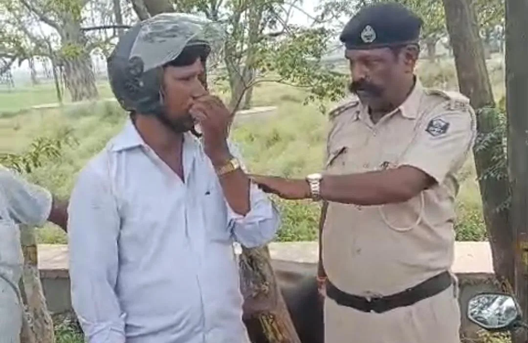 भागलपुर में शराबबंदी कानून को चुनौती, वाहन जांच के दौरान बाइक सवार युवक के पास से विदेशी शराब बरामद