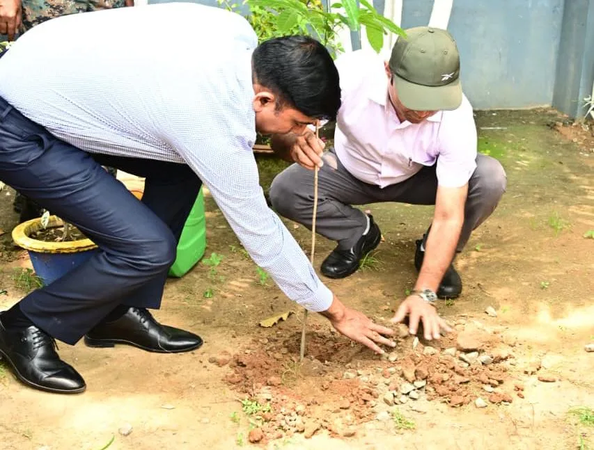 विश्व पर्यावरण दिवस पर भागलपुर समाहरणालय में चला हरियाली अभियान, डीएम और एसएसपी ने लगाया पौधा
