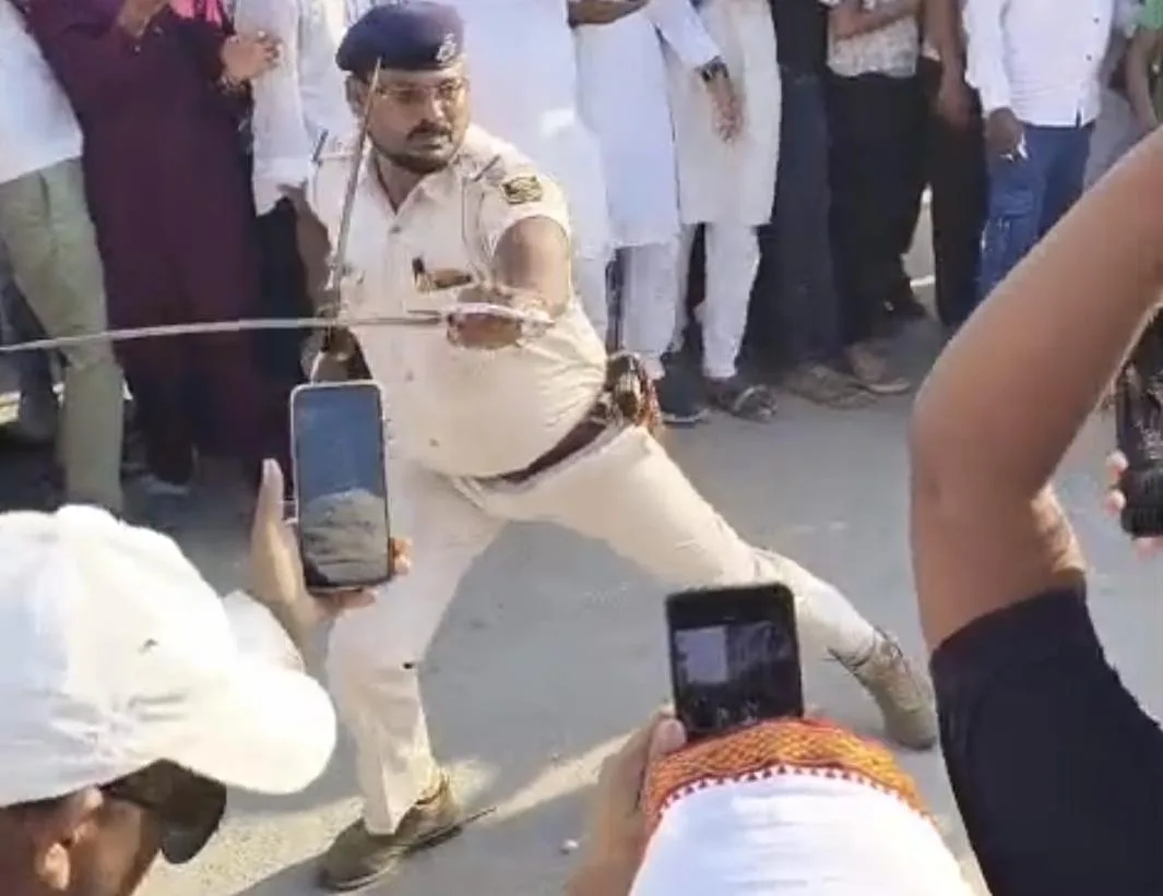 मुहर्रम जुलूस के दौरान ड्यूटी पर तैनात एसआई का तलवार लहराते वीडियो वायरल, एसएसपी ने दिए जांच के आदेश