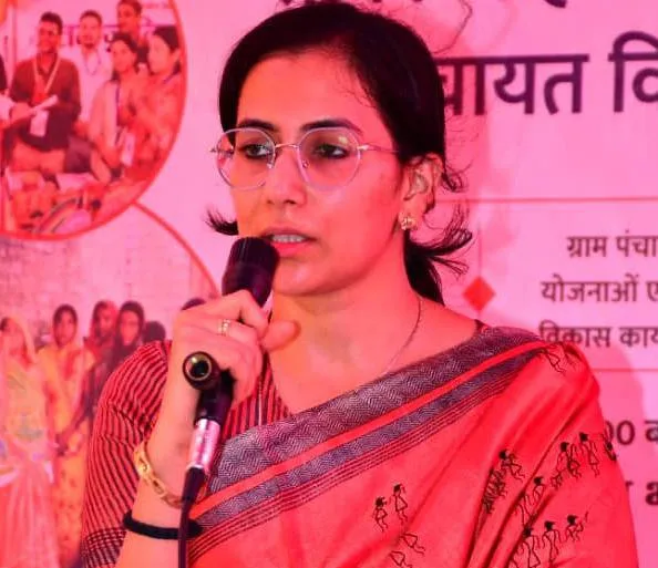 पंचायतों के सर्वांगीण विकास में जनभागीदारी सबसे महत्वपूर्ण : जिलाधिकारी अलंकृता पांडे