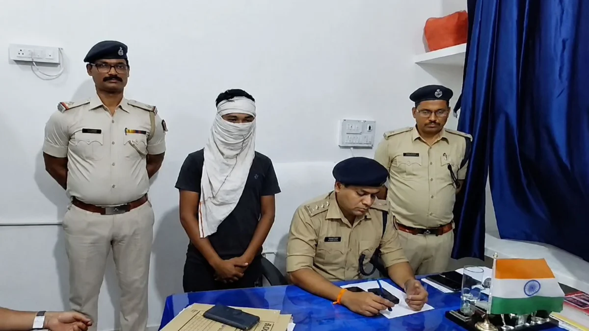 कटिहार में STF और पुलिस की बड़ी कार्रवाई, हथियार और कारतूस के साथ कुख्यात आरोपी गिरफ्तार 1 कटिहार में STF और पुलिस की बड़ी कार्रवाई, हथियार और कारतूस के साथ कुख्यात आरोपी गिरफ्तार