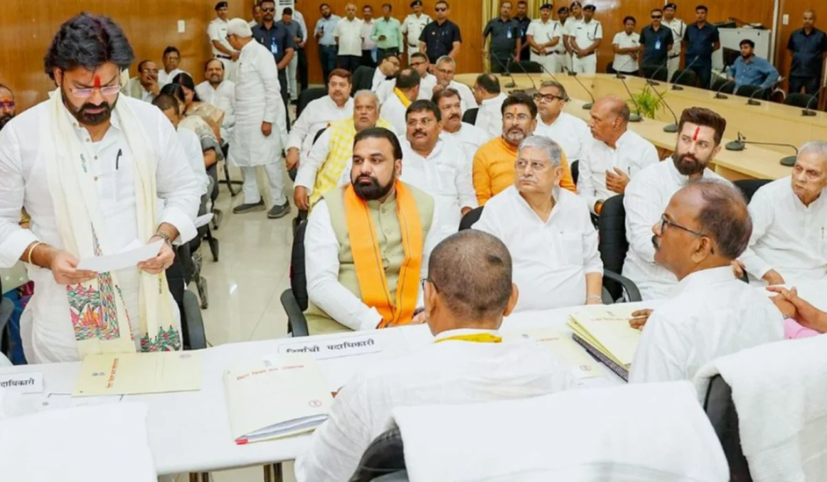 लोकगीतों से राजनीति तक का सफर: कैसे भोजपुरी के ‘पावर स्टार’ पवन सिंह बने बिहार की राजनीति का नया चेहरा 1 लोकगीतों से राजनीति तक का सफर: कैसे भोजपुरी के ‘पावर स्टार’ पवन सिंह बने बिहार की राजनीति का नया चेहरा