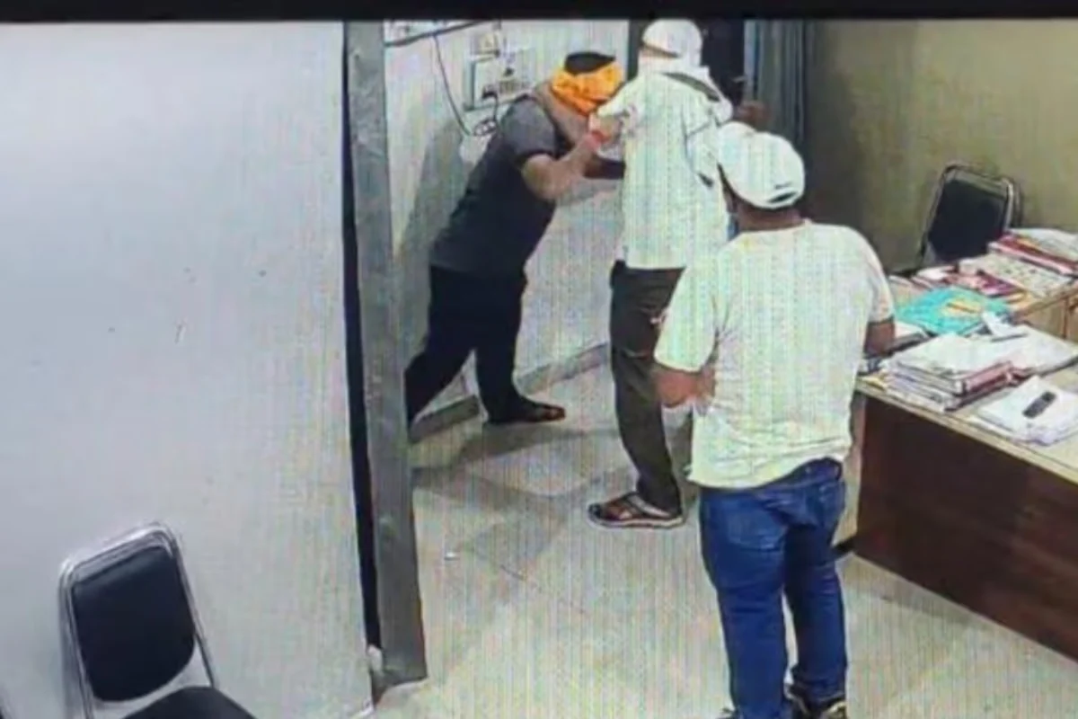 आरा में राजस्व कर्मचारी पर कार्यालय के भीतर हमला, हथियार के बल पर उठाने की कोशिश का आरोप, CCTV फुटेज चर्चा में
