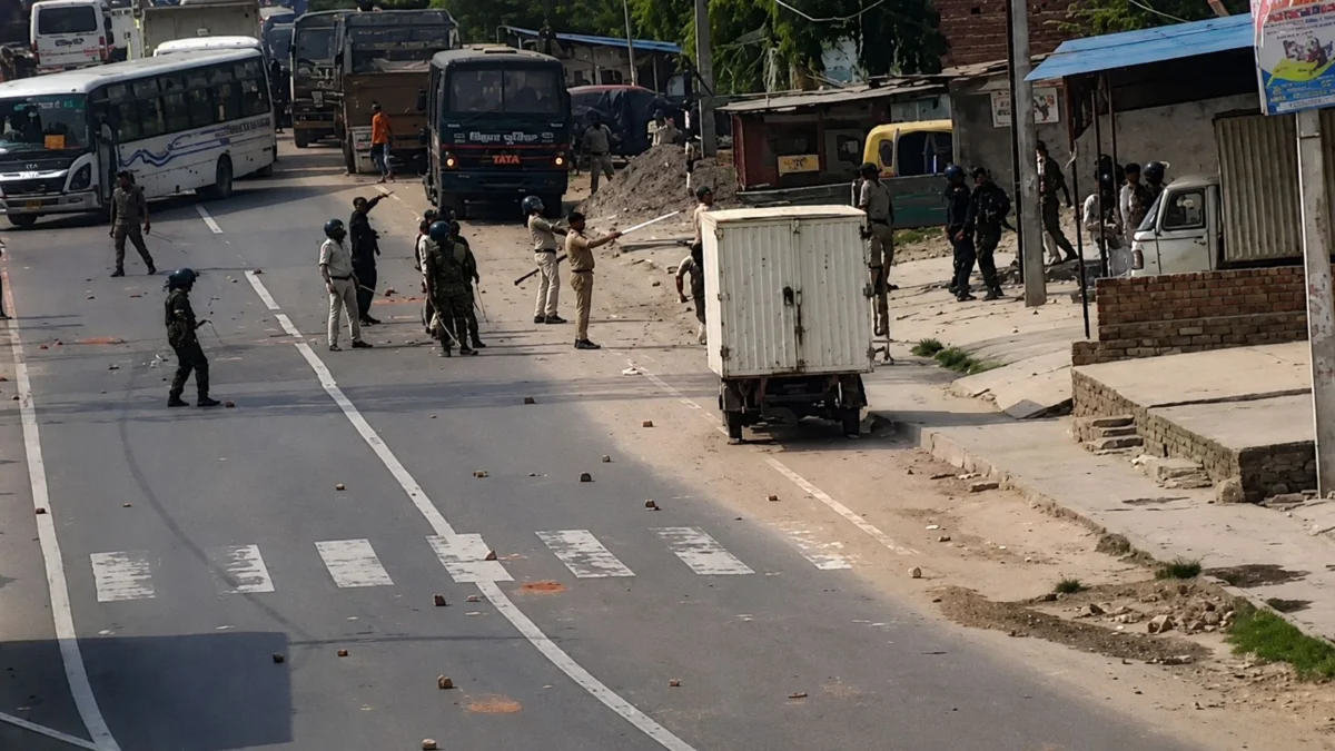 नालंदा में डिग्री कॉलेज के स्थान को लेकर बवाल, पथराव और लाठीचार्ज के बाद 7 लोग हिरासत में