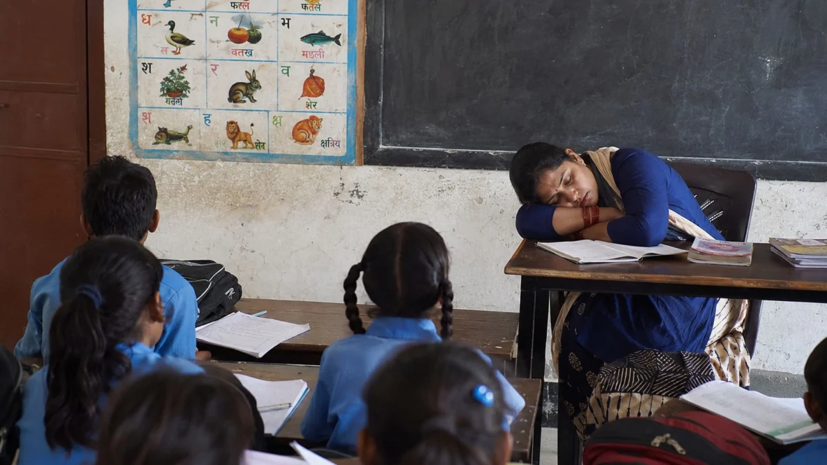 कक्षा में सोती दिखी महिला का वीडियो वायरल होने पर शिक्षा विभाग सक्रिय, जांच में सामने आई पूरी सच्चाई, स्कूलों के लिए जारी हुए नए निर्देश