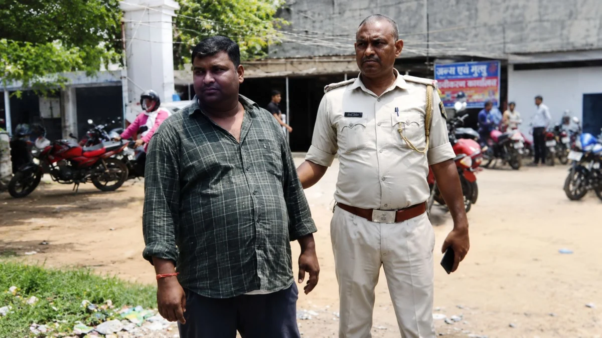 मुजफ्फरपुर में स्वास्थ्य विभाग की बड़ी चूक: एक्सपायरी दवाओं के साथ पकड़ा गया अवैध नर्सिंग होम संचालक, FIR नहीं होने पर थाने से रिहा