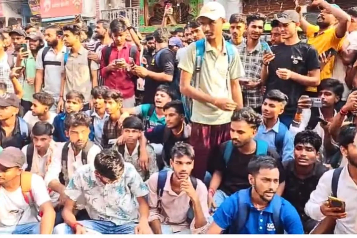 खान सर की सुरक्षा को लेकर सड़क पर उतरे छात्र, कोचिंग के बाहर धरने पर बैठे; बोले- सुरक्षा मिलने तक आंदोलन जारी रहेगा