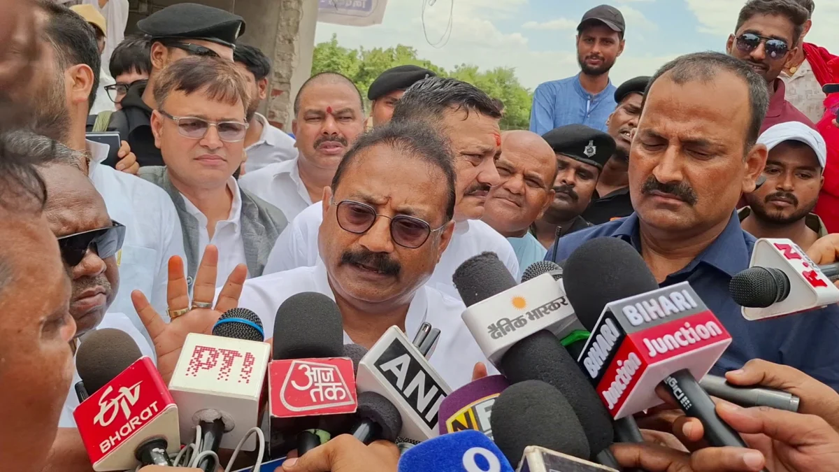 परिवार से मिलकर भावुक हुए मंत्री, बोले- न्याय मिलेगा... लेकिन अपशब्द बंद कराइए 2 परिवार से मिलकर भावुक हुए मंत्री, बोले- न्याय मिलेगा... लेकिन अपशब्द बंद कराइए