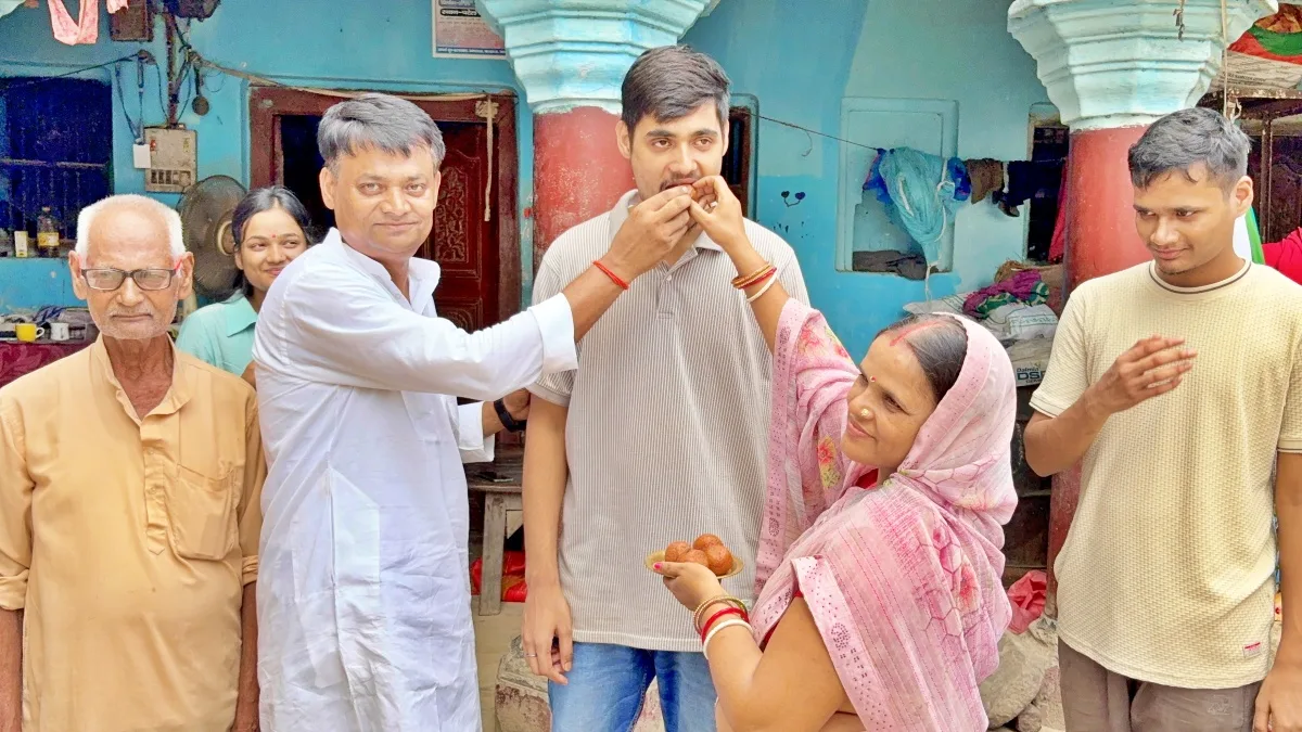 सहरसा के किराना दुकानदार के घर आई तीन-तीन खुशियां! तीनों भाई-बहनों ने NEET-2026 किया क्वालिफाई, बने पूरे बिहार के लिए मिसाल 3 सहरसा के किराना दुकानदार के घर आई तीन-तीन खुशियां! तीनों भाई-बहनों ने NEET-2026 किया क्वालिफाई, बने पूरे बिहार के लिए मिसाल