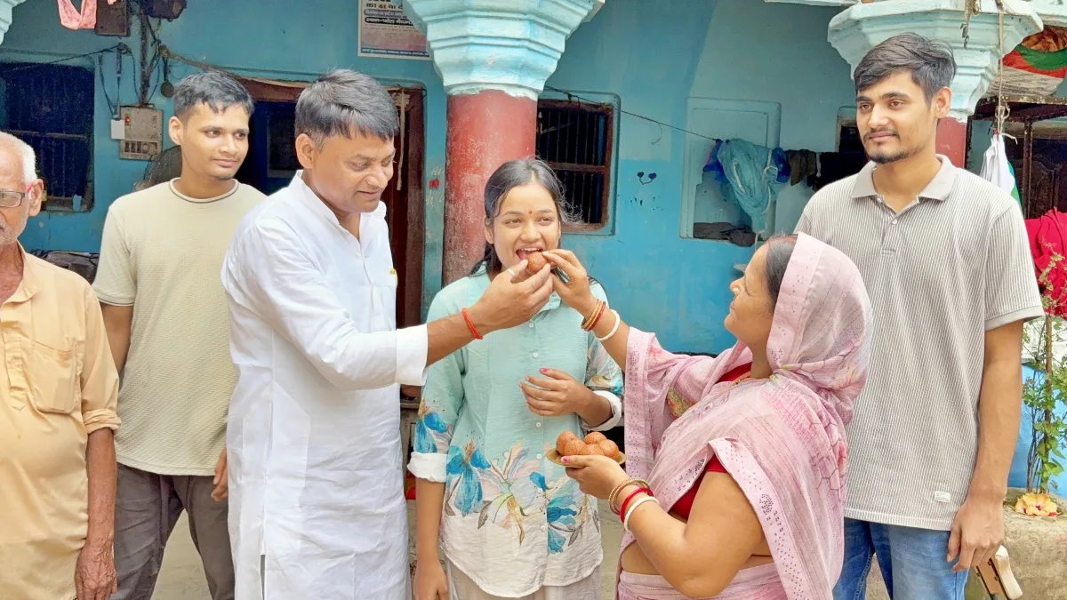 सहरसा के किराना दुकानदार के घर आई तीन-तीन खुशियां! तीनों भाई-बहनों ने NEET-2026 किया क्वालिफाई, बने पूरे बिहार के लिए मिसाल 4 सहरसा के किराना दुकानदार के घर आई तीन-तीन खुशियां! तीनों भाई-बहनों ने NEET-2026 किया क्वालिफाई, बने पूरे बिहार के लिए मिसाल