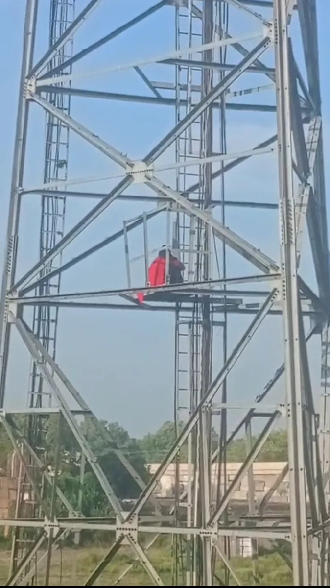 प्रेमी की कथित बेवफाई से आहत युवती मोबाइल टावर पर चढ़ी, बगहा में घंटों चला हाई वोल्टेज ड्रामा 2 प्रेमी की कथित बेवफाई से आहत युवती मोबाइल टावर पर चढ़ी, बगहा में घंटों चला हाई वोल्टेज ड्रामा