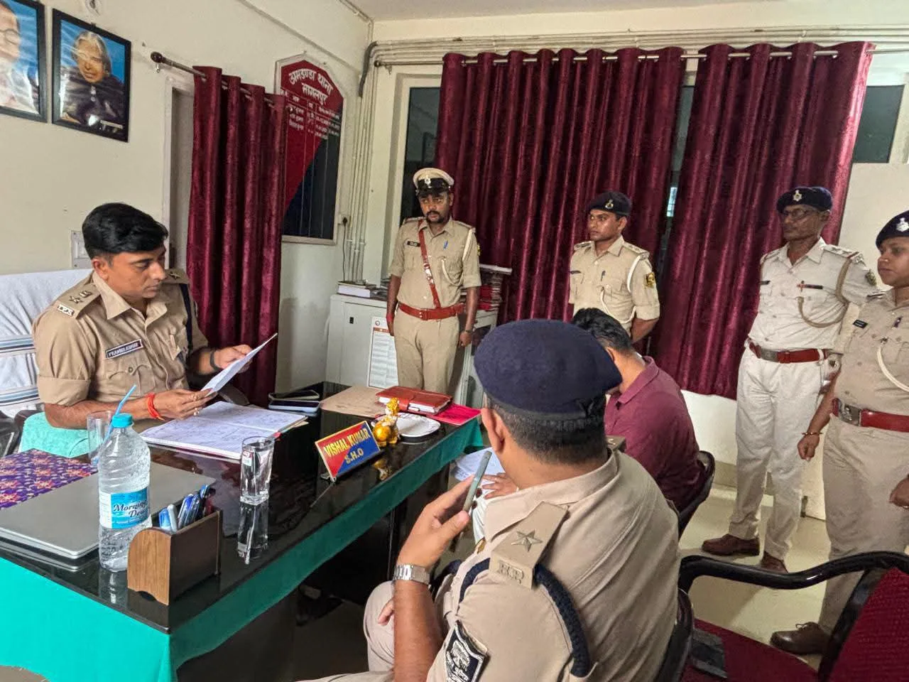 एसएसपी ने अमडंडा थाना का किया निरीक्षण, लंबित मामलों के शीघ्र निष्पादन और फरार आरोपियों की गिरफ्तारी के दिए निर्देश