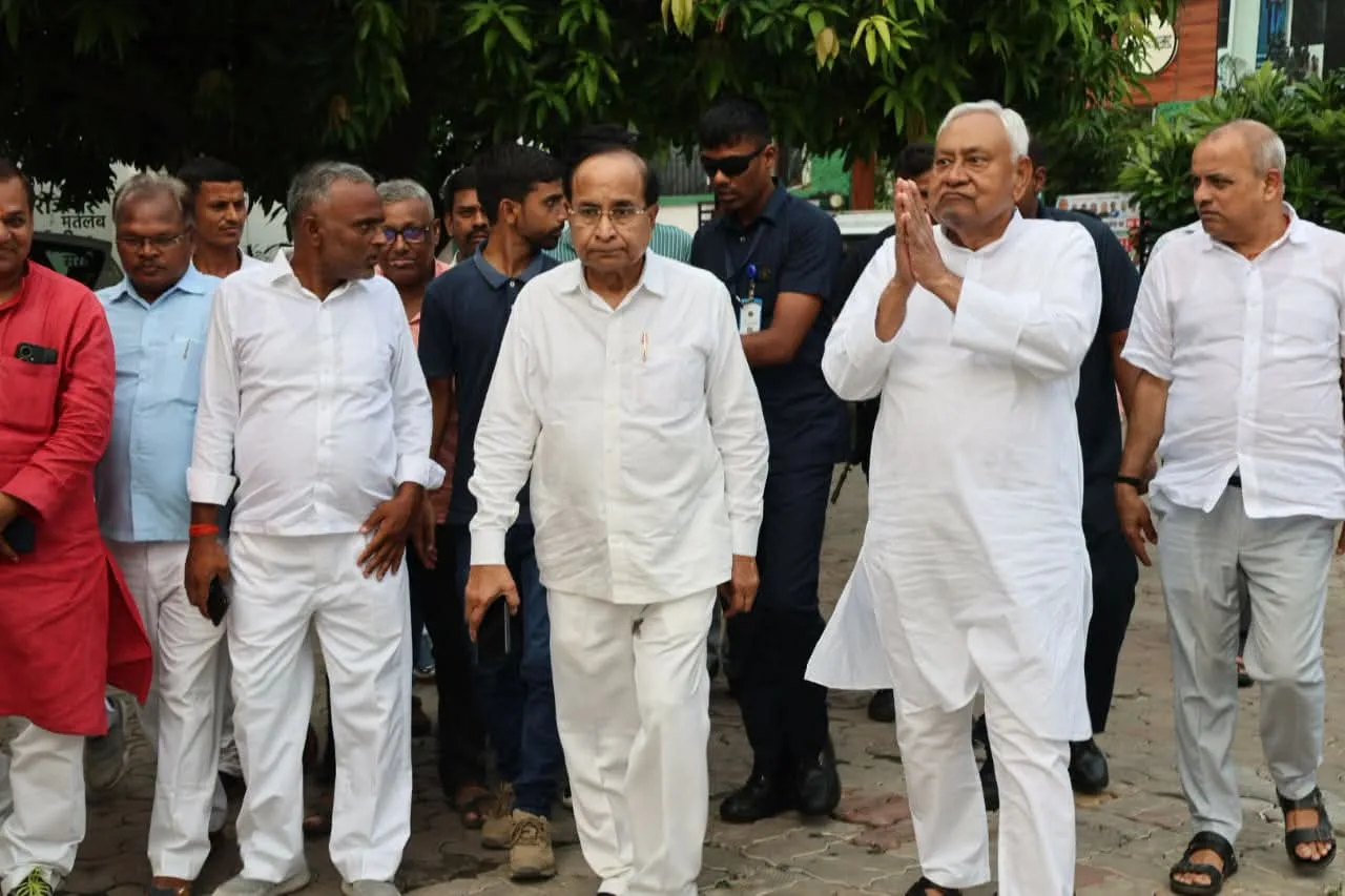 पूर्व मुख्यमंत्री नीतीश कुमार ने सुनीं लोगों की समस्याएं, कार्यकर्ताओं से भी की मुलाकात