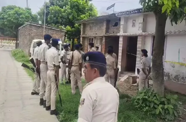 पूर्वी चंपारण में अवैध कारतूस बनाने वाले गिरोह का पर्दाफाश, पुलिस ने 500 से ज्यादा कारतूस बरामद कर 4 आरोपियों को दबोचा