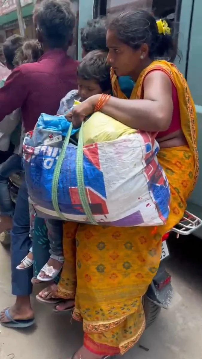 नरकटियागंज में एक बाइक पर छह लोग सवार, वीडियो वायरल होने के बाद सड़क सुरक्षा पर उठे सवाल 2 नरकटियागंज में एक बाइक पर छह लोग सवार, वीडियो वायरल होने के बाद सड़क सुरक्षा पर उठे सवाल
