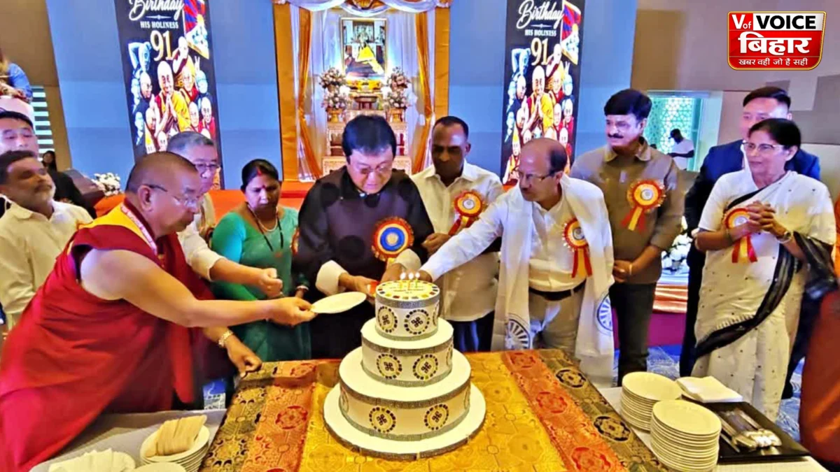 बोधगया में धूमधाम से मना 91वां दलाई लामा जन्मोत्सव, महाबोधि मंदिर में विशेष पूजा-अर्चना और 25 पाउंड का केक काटा गया