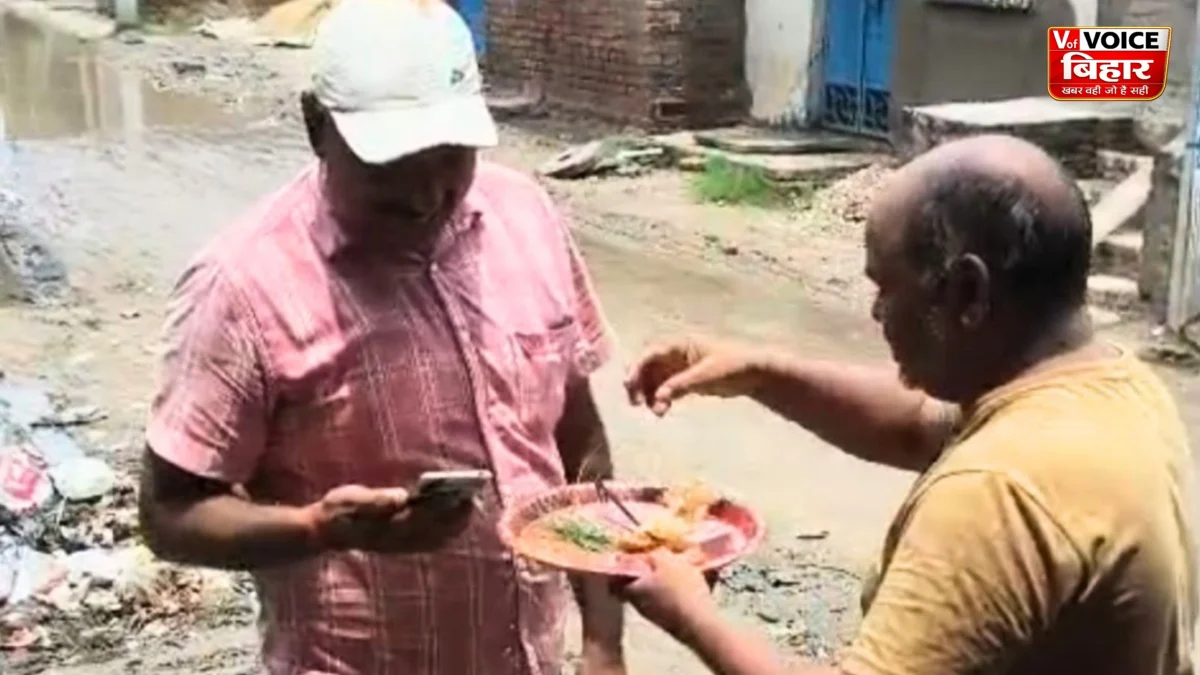 बिजली विभाग के कर्मचारियों को 'भगवान' मानकर की पूजा! सिवान में ग्रामीणों का अनोखा विरोध, शिकायत के बाद तुरंत शुरू हुई मरम्मत 1 बिजली विभाग के कर्मचारियों को 'भगवान' मानकर की पूजा! सिवान में ग्रामीणों का अनोखा विरोध, शिकायत के बाद तुरंत शुरू हुई मरम्मत