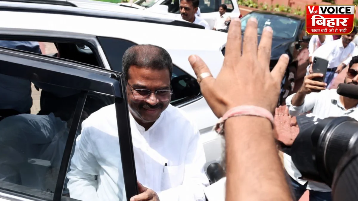 शिक्षा मंत्री पद छोड़ने के बाद पहली बार संसद पहुंचे धर्मेंद्र प्रधान, NDA सांसदों ने नारों और पगड़ी से किया स्वागत
