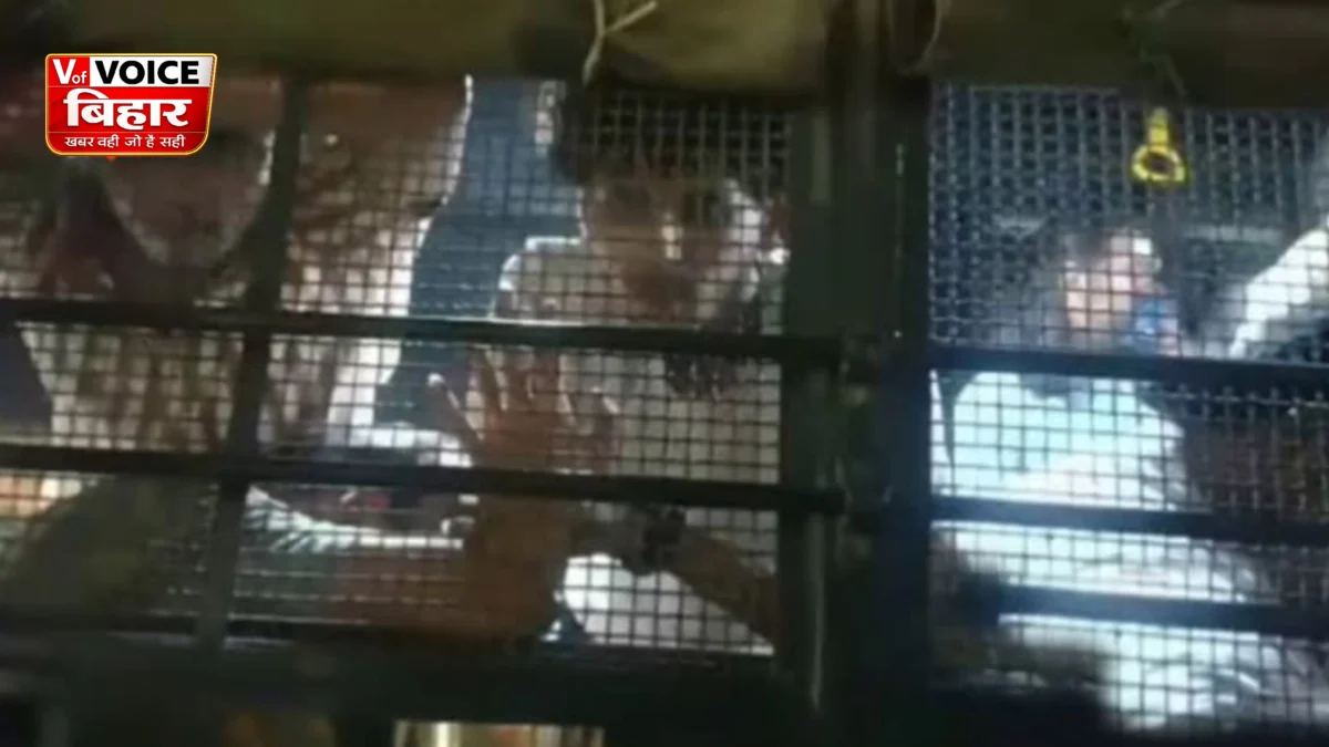 पुलिस वैन में बंद था बेटा, मां को देखकर बोला- ‘आप खाना खा लो… मेरी चिंता मत करो’; बिहार बंद का भावुक वीडियो वायरल