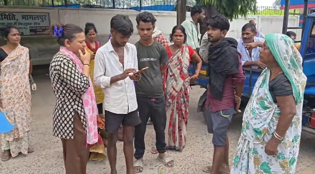 नाथनगर में मॉर्निंग वॉक के दौरान दर्दनाक हादसा, अज्ञात वाहन की टक्कर से महिला की मौत, पति घायल