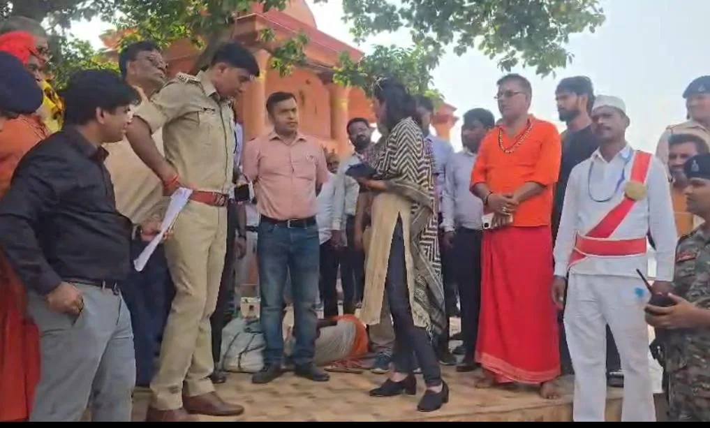 श्रावणी मेले की तैयारी में सख्त दिखीं डीएम अलंकृता पांडेय, सुरक्षा लापरवाही पर बिजली विभाग को लगाई फटकार
