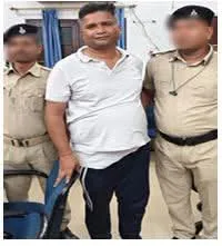 पटना में 20 हजार रुपये रिश्वत लेते शिक्षा विभाग का अफसर गिरफ्तार, निगरानी ब्यूरो की बड़ी कार्रवाई 2 पटना में 20 हजार रुपये रिश्वत लेते शिक्षा विभाग का अफसर गिरफ्तार, निगरानी ब्यूरो की बड़ी कार्रवाई