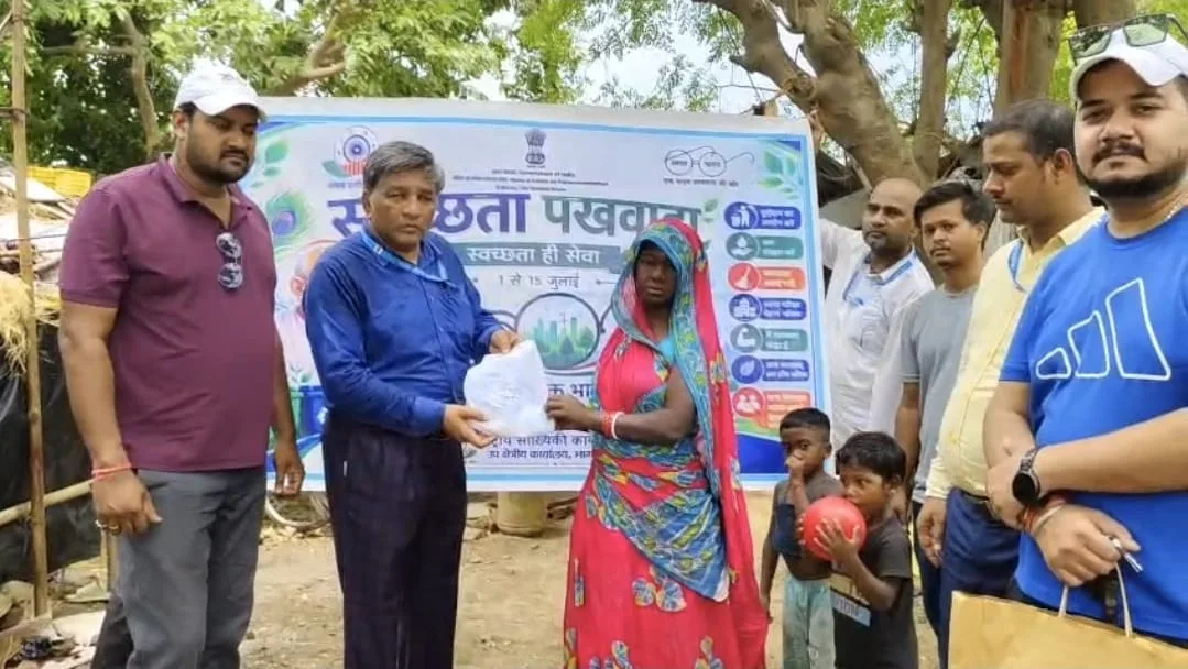 भागलपुर में स्वच्छता अभियान के तहत झुग्गी बस्ती में चला सफाई अभियान, परिवारों के बीच बांटी गई स्वच्छता किट