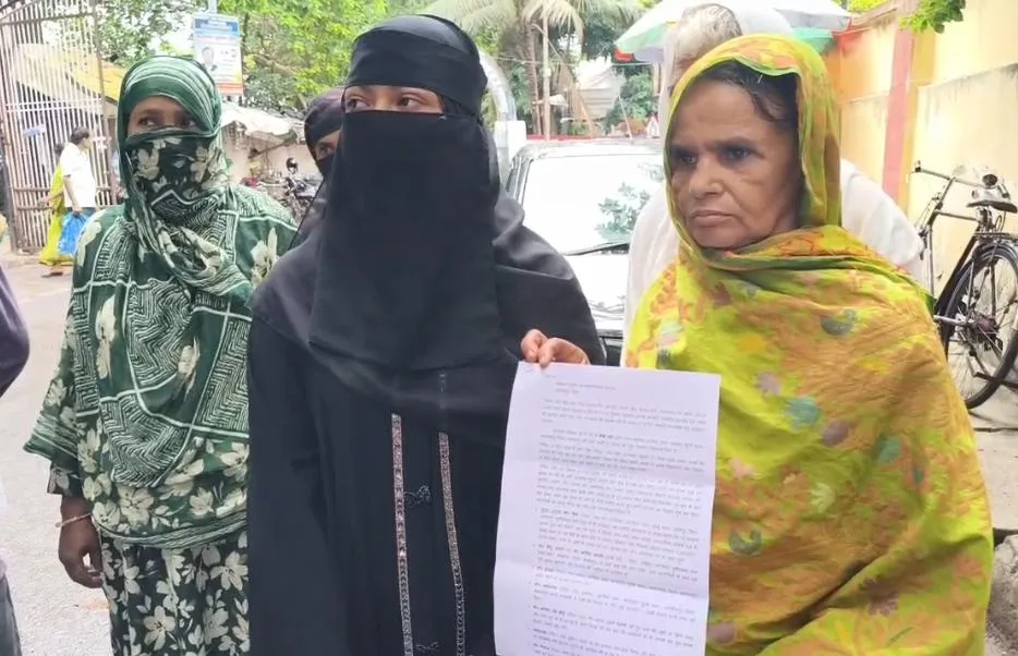 रंगदारी नहीं देने पर महिला के घर हमला: बमबारी, फायरिंग, मारपीट और लाखों की लूट का आरोप, एसएसपी से लगाई न्याय की गुहार
