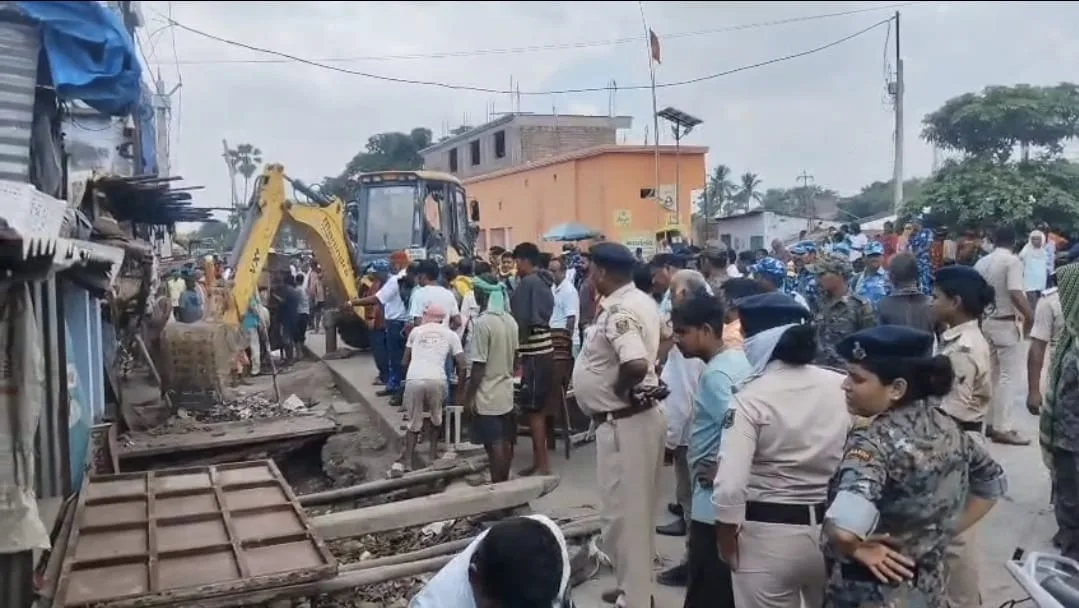 सबौर में अतिक्रमण के खिलाफ बड़ी कार्रवाई, प्रखंड कार्यालय के सामने बुलडोजर से हटाए गए अवैध निर्माण