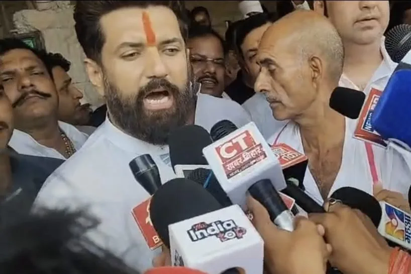 भरत तिवारी एनकाउंटर मामले में बिलौटी पहुंचे चिराग पासवान, परिजनों को दिया न्याय का भरोसा