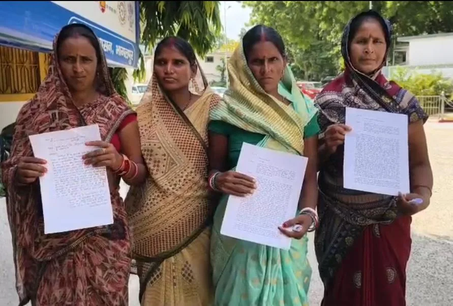 ग्राम सड़क पर दोबारा अतिक्रमण से बढ़ी परेशानी, ग्रामीणों ने डीएम से लगाई स्थायी समाधान की गुहार