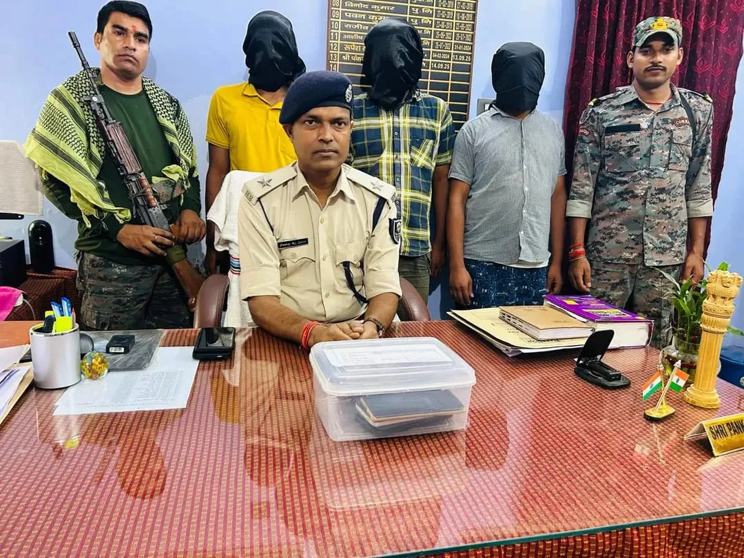 नवादा में साइबर ठगी गिरोह का भंडाफोड़, लोन दिलाने के नाम पर ठगी करने वाले तीन गिरफ्तार