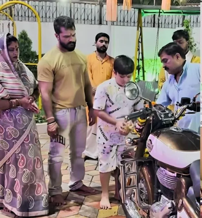 11 साल के बेटे का खास तोहफा: ऋषभ ने अपनी कमाई से खरीदी बुलेट, पिता खेसारी लाल यादव को किया गिफ्ट