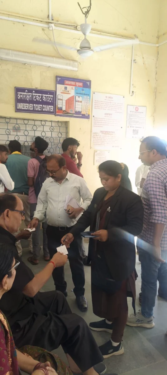 भागलपुर–मंदार हिल रेलखंड में चला सघन टिकट जांच अभियान, 247 यात्रियों से वसूला गया 2.15 लाख रुपये जुर्माना 2 भागलपुर–मंदार हिल रेलखंड में चला सघन टिकट जांच अभियान, 247 यात्रियों से वसूला गया 2.15 लाख रुपये जुर्माना