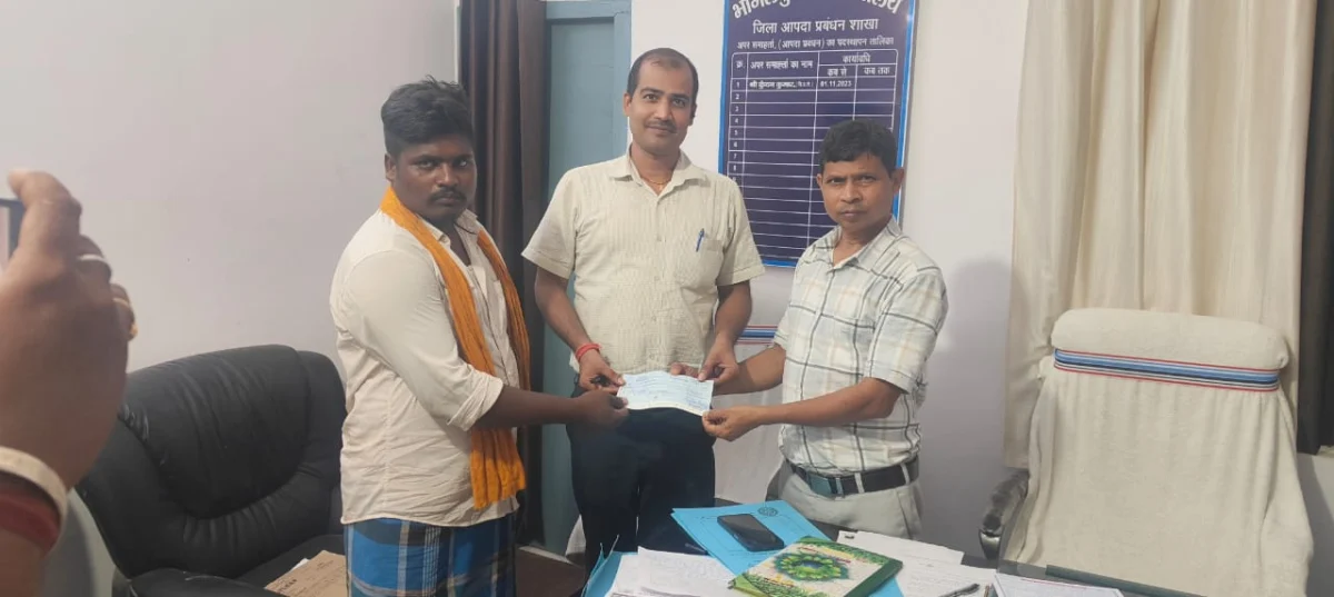 भागलपुर सड़क हादसे के पीड़ित परिवार को मिली राहत, 24 घंटे के भीतर प्रशासन ने दिए 8 लाख रुपये 1 भागलपुर सड़क हादसे के पीड़ित परिवार को मिली राहत, 24 घंटे के भीतर प्रशासन ने दिए 8 लाख रुपये