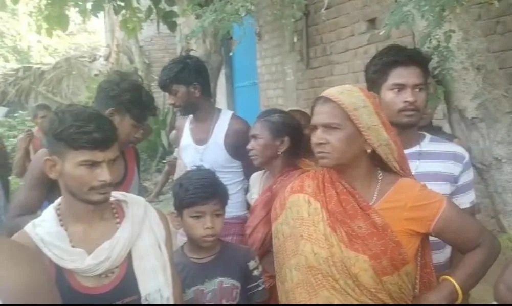 भागलपुर में सड़क किनारे मिला नवजात, कुत्तों के भौंकने से बची जान; ग्रामीण की पहल से मिला नया आशियाना