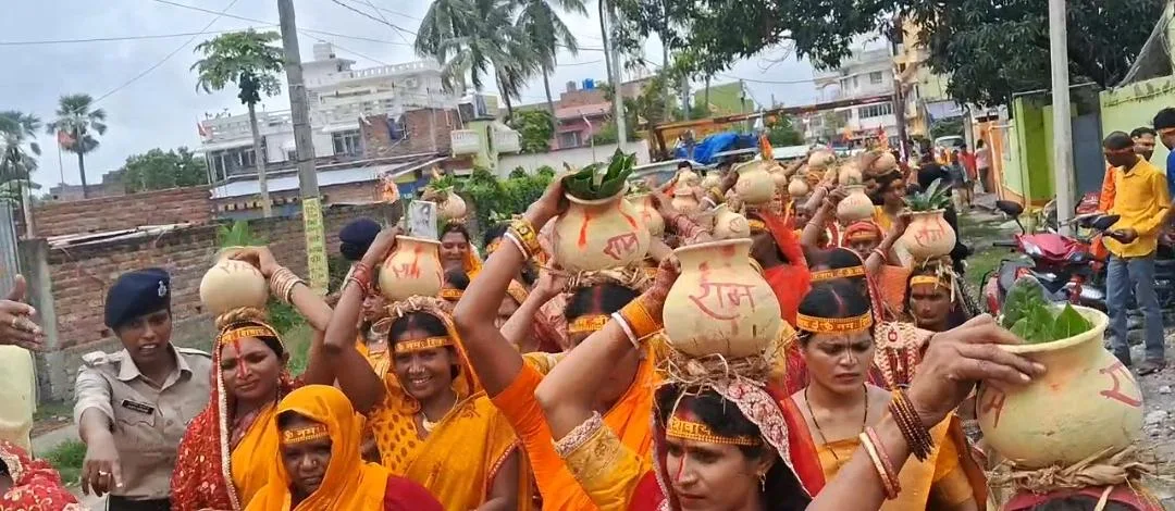 भागलपुर के जिछो गांव में निकली भव्य कलश शोभायात्रा, नवनिर्मित सनातन मंदिर में प्राण प्रतिष्ठा महायज्ञ की शुरुआत
