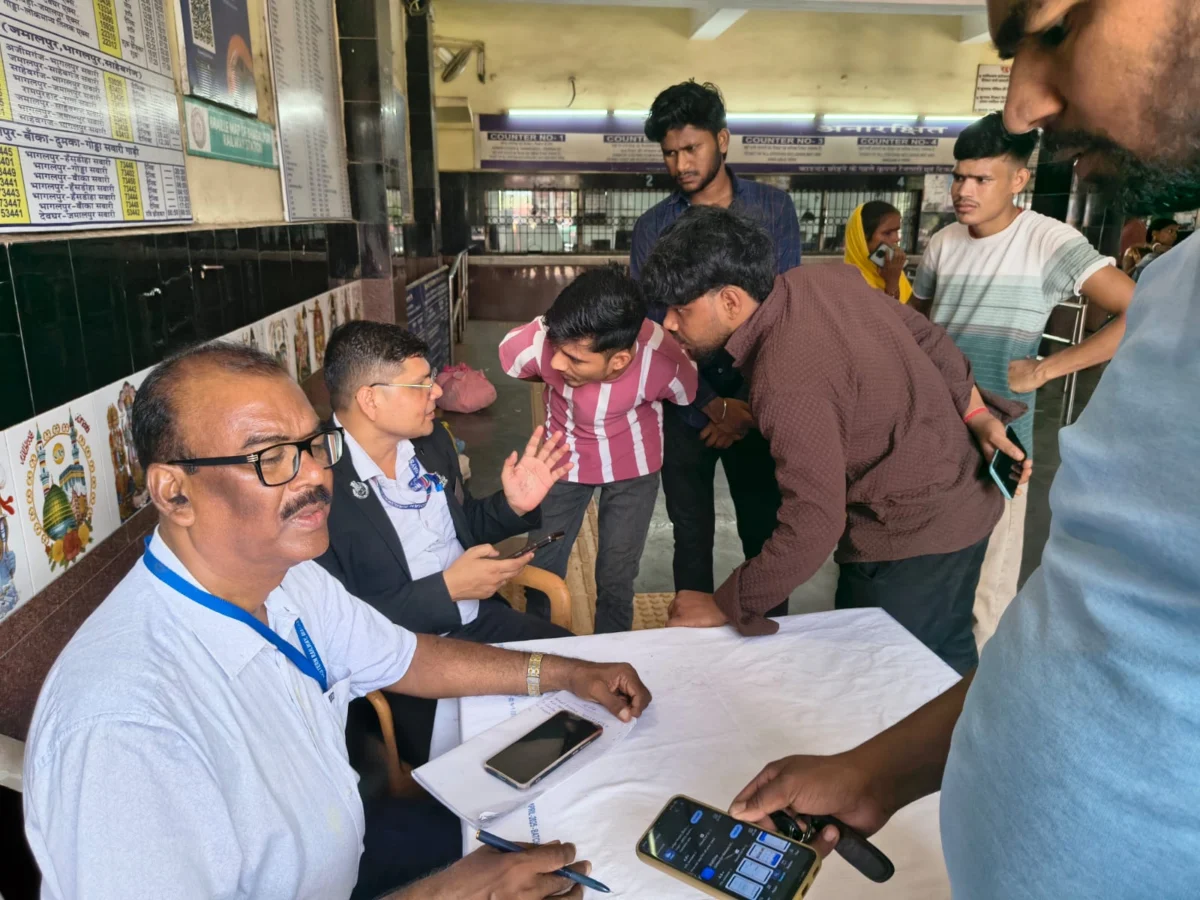 भागलपुर रेलवे स्टेशन पर ‘रेलवन’ ऐप को लेकर जागरूकता अभियान, यात्रियों को एक ही प्लेटफॉर्म पर मिली कई डिजिटल रेलवे सेवाओं की जानकारी