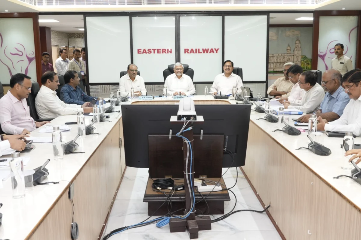 पूर्व रेलवे के महाप्रबंधक ने बचाव अभियान में उत्कृष्ट प्रदर्शन करने वाली टीम की सराहना की, लंबित परियोजनाओं में तेजी लाने के दिए निर्देश