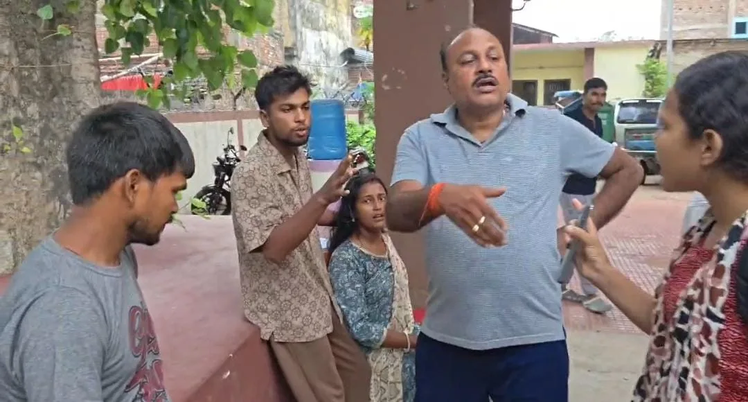 भागलपुर में पत्नी और कथित प्रेमिका के बीच सड़क पर विवाद, हाई वोल्टेज ड्रामे से जुटी लोगों की भीड़