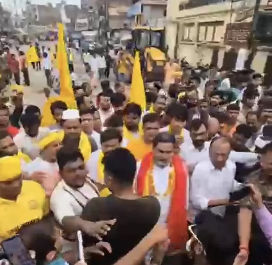 करबिगहिया में अपहरण मामले पर सड़क जाम, प्रशांत किशोर ने प्रदर्शनकारियों को समझाकर खुलवाया रास्ता