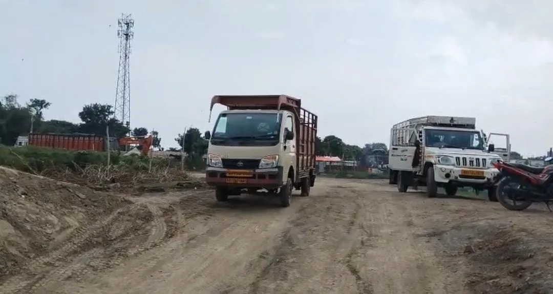 बाबूपुर गंगा घाट पर मालवाहक वाहनों और कथित अवैध मिट्टी कटाई के खिलाफ ग्रामीणों का विरोध, जिला प्रशासन से हस्तक्षेप की मांग
