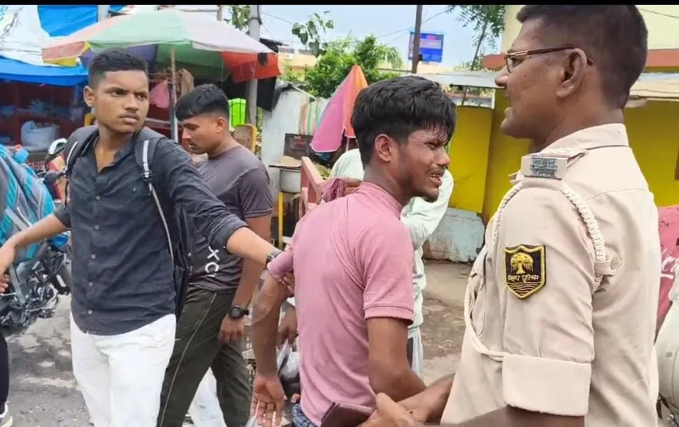 भागलपुर रेलवे स्टेशन पर बच्चे का लॉकेट झपटकर भाग रहा युवक पकड़ा गया, यात्रियों ने पकड़कर पुलिस के हवाले किया 1 भागलपुर रेलवे स्टेशन पर बच्चे का लॉकेट झपटकर भाग रहा युवक पकड़ा गया, यात्रियों ने पकड़कर पुलिस के हवाले किया