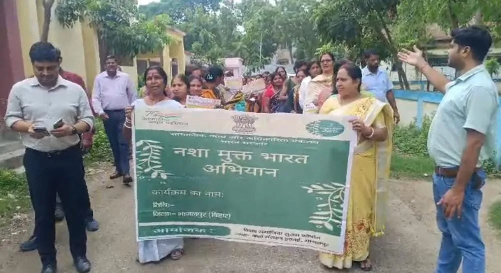 सबौर में नशा मुक्ति अभियान को मिली नई रफ्तार, नुक्कड़ नाटक के जरिए लोगों को स्वस्थ जीवन अपनाने का दिया गया संदेश 1 सबौर में नशा मुक्ति अभियान को मिली नई रफ्तार, नुक्कड़ नाटक के जरिए लोगों को स्वस्थ जीवन अपनाने का दिया गया संदेश