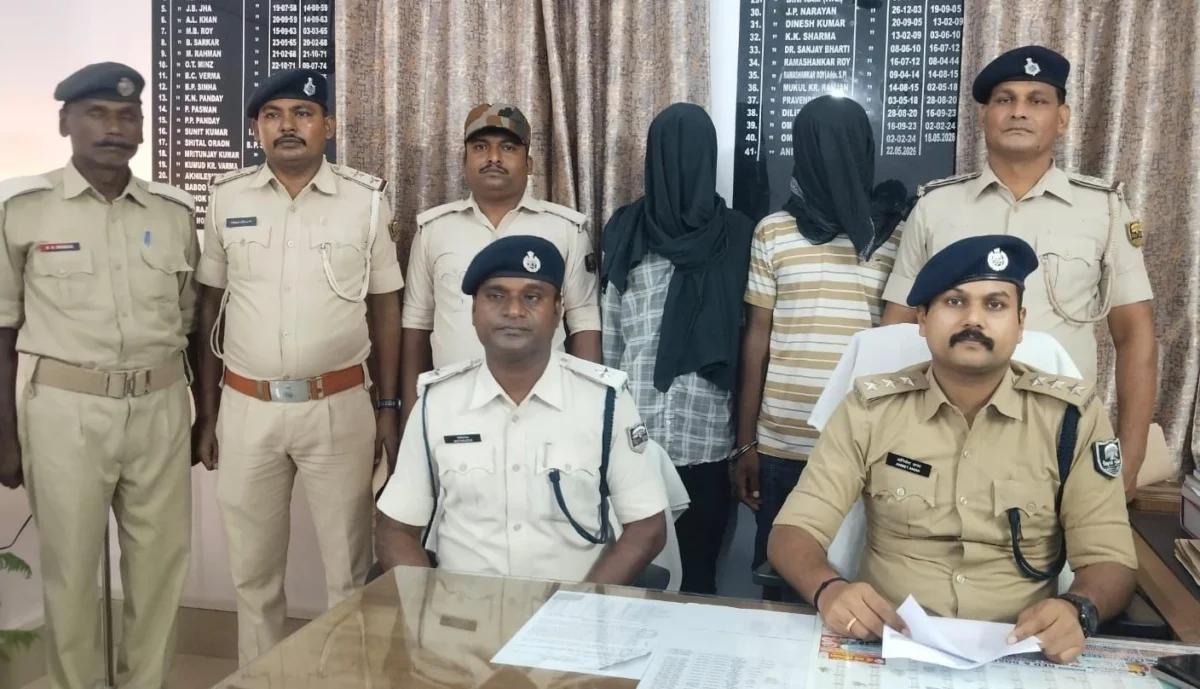 वायरल वीडियो से हथियारों का खुलासा, नवगछिया पुलिस की बड़ी कार्रवाई, दो आरोपी गिरफ्तार, देसी कट्टा और 11 कारतूस बरामद 1 वायरल वीडियो से हथियारों का खुलासा, नवगछिया पुलिस की बड़ी कार्रवाई, दो आरोपी गिरफ्तार, देसी कट्टा और 11 कारतूस बरामद