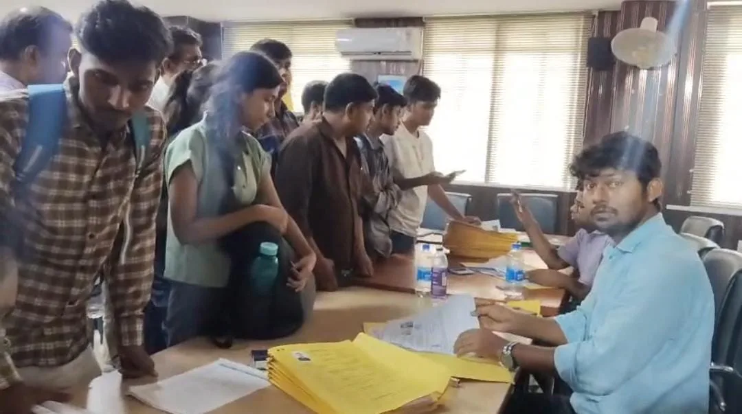 भागलपुर इंजीनियरिंग कॉलेज में नए सत्र के लिए नामांकन तेज, छात्रों की सुविधा के लिए बनाए गए विशेष काउंटर, पारदर्शी प्रक्रिया पर जोर 1 भागलपुर इंजीनियरिंग कॉलेज में नए सत्र के लिए नामांकन तेज, छात्रों की सुविधा के लिए बनाए गए विशेष काउंटर, पारदर्शी प्रक्रिया पर जोर