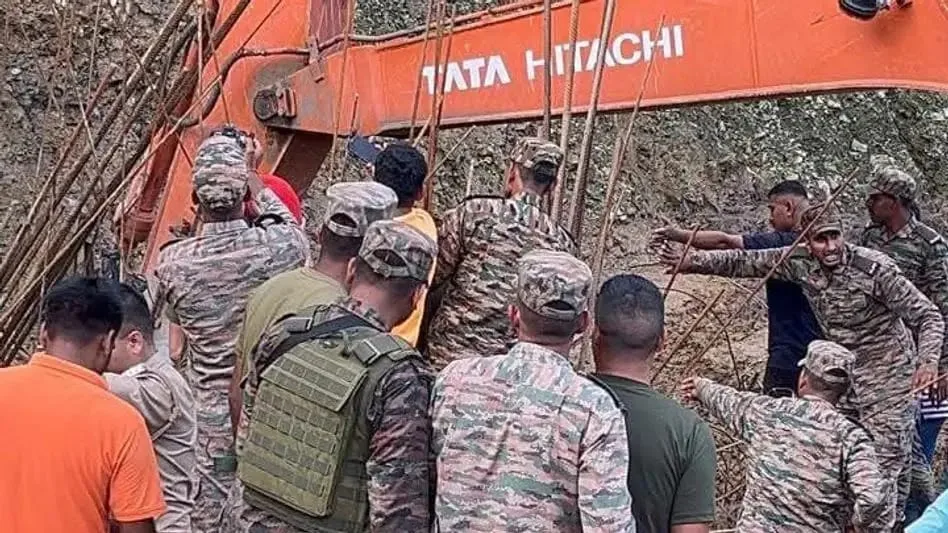 अरुणाचल प्रदेश में दर्दनाक हादसा: भूस्खलन की चपेट में आने से भागलपुर के दो मजदूरों की मौत, चार घायल 1 अरुणाचल प्रदेश में दर्दनाक हादसा: भूस्खलन की चपेट में आने से भागलपुर के दो मजदूरों की मौत, चार घायल