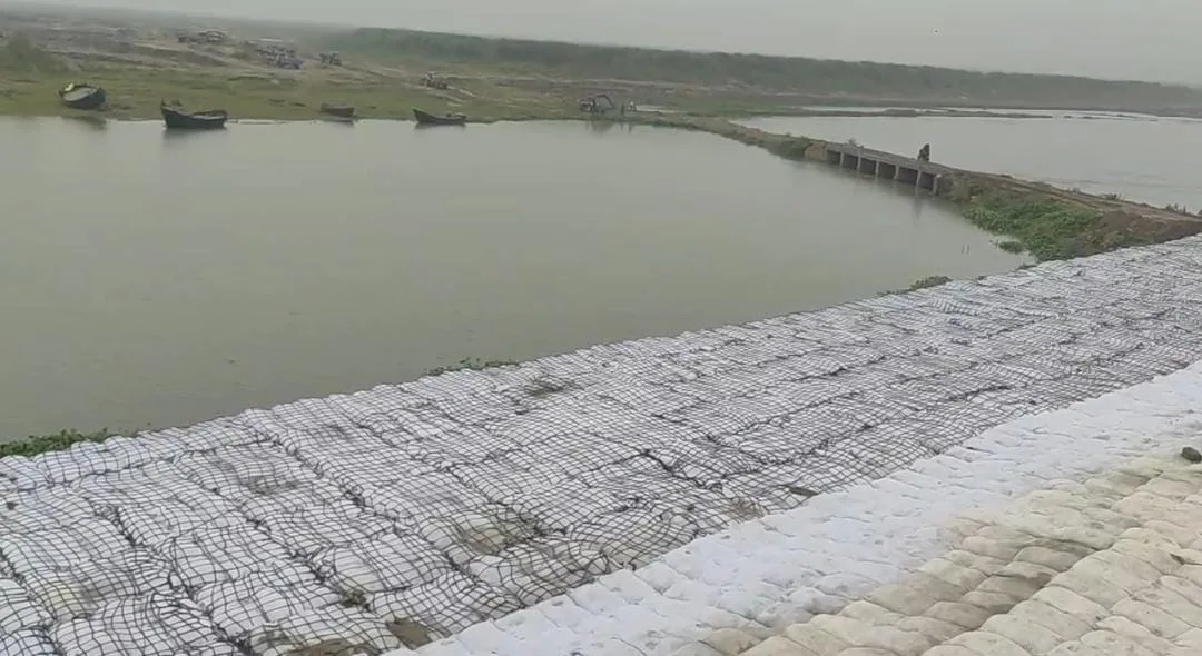 भागलपुर में गंगा का बढ़ता जलस्तर बना चिंता का कारण, कटाव रोकने के लिए संवेदनशील इलाकों में तेज हुआ बचाव कार्य 1 भागलपुर में गंगा का बढ़ता जलस्तर बना चिंता का कारण, कटाव रोकने के लिए संवेदनशील इलाकों में तेज हुआ बचाव कार्य