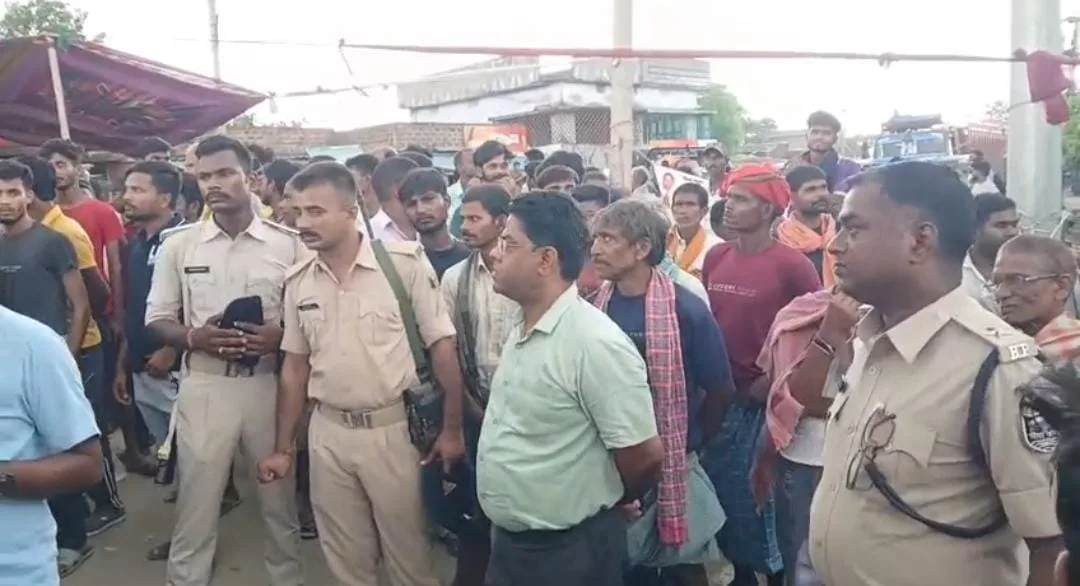 फोरलेन पर डाइवर्स की मांग को लेकर हजारों ग्रामीणों का उग्र प्रदर्शन, एनएच-80 पर अनिश्चितकालीन जाम से दिनभर थमा यातायात
