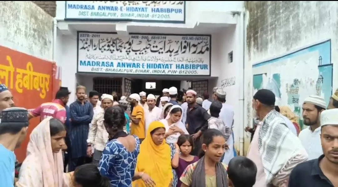 भागलपुर में जनाजे के दौरान बड़ा हादसा, हाई वोल्टेज तार की चपेट में आने से कई लोग झुलसे 1 भागलपुर में जनाजे के दौरान बड़ा हादसा, हाई वोल्टेज तार की चपेट में आने से कई लोग झुलसे